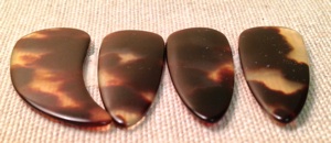 Smooth and Medium-Thick Guzheng Finger Picks 單弧中等厚度古箏指甲